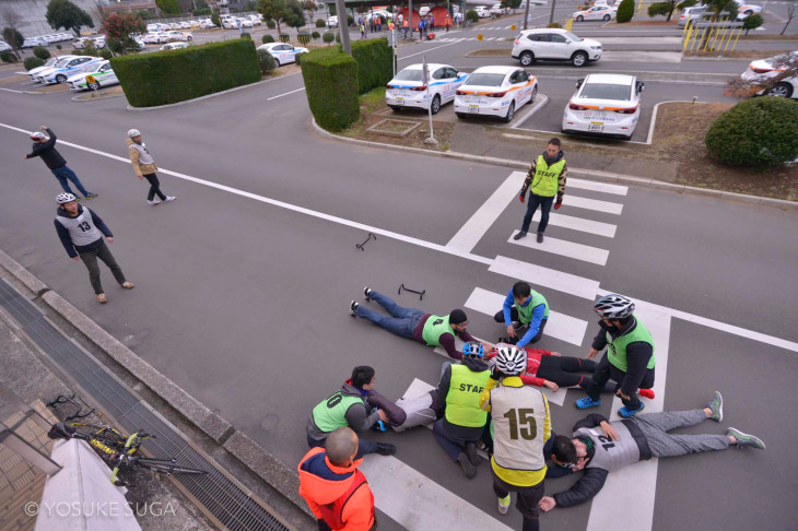 複数人を巻き込んだ落車を想定した練習も