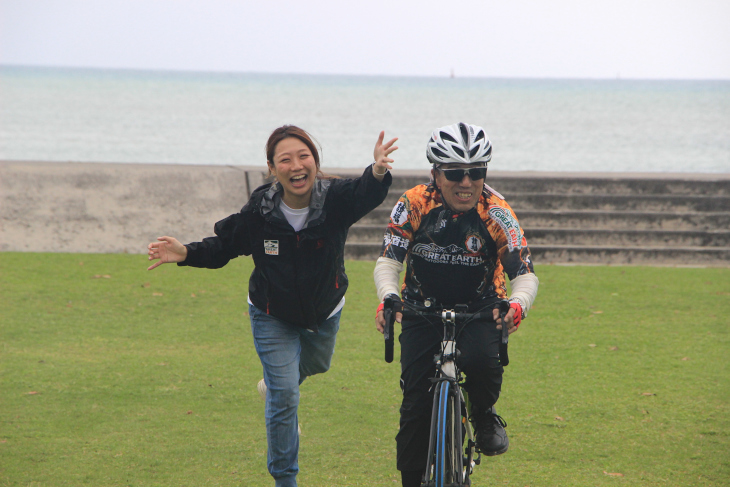 元気よく参加者のフィニッシュを迎えてくれる片岡由衣さん