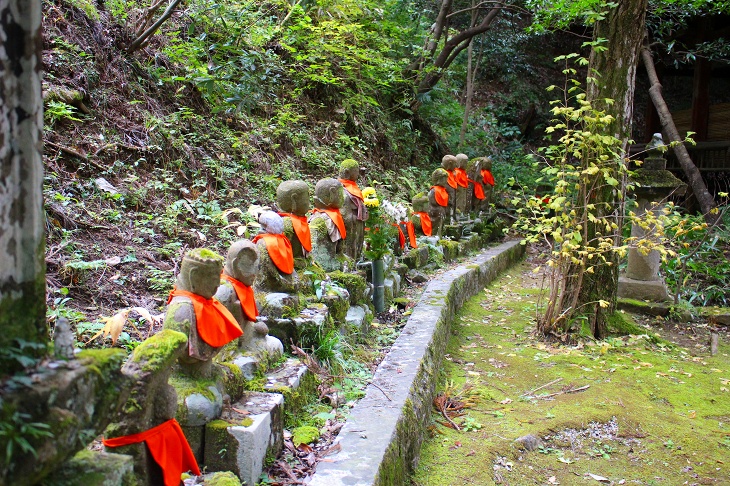 観音堂の左手には石地蔵が立ち並んでいます