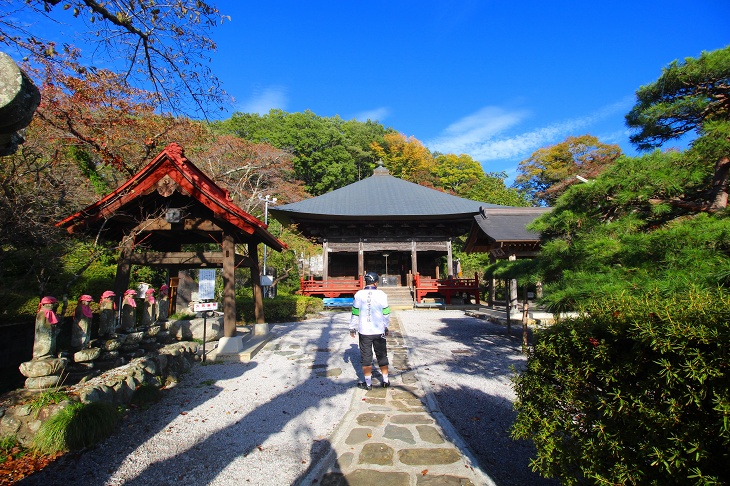 今でも歌謡歌手がヒット祈願に来るという音楽寺。標高が高いため空が近いです