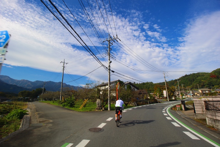 雲と青空のコントラストが美しい秋の秩父を行きます