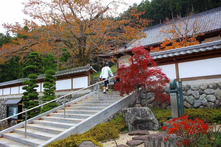 圓融寺の本尊が安置される本堂は大きな建物だが殺風景な外観です