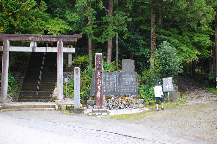 琴平神社の横道を進んでいきます