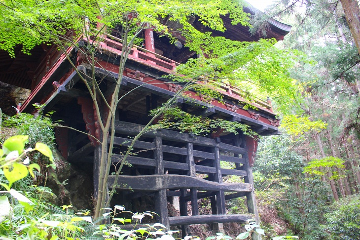 黒塗りの木組みの上に岩井堂が建つような構造です