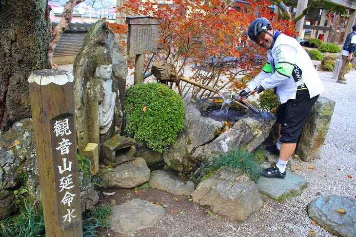 境内にある延命水は1口飲むと33日長生きすると云われています