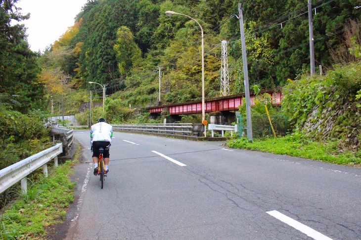 秩父鉄道を右手に秩父駅までメタボ会長の高速平坦巡航で帰ります