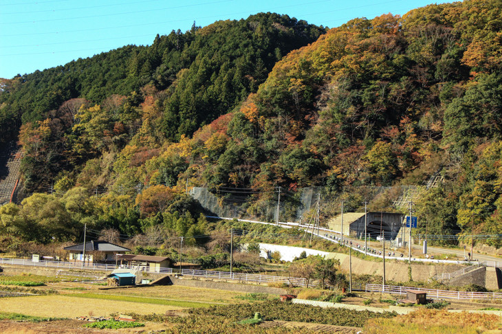 本栖みちの旧道へと走っていく