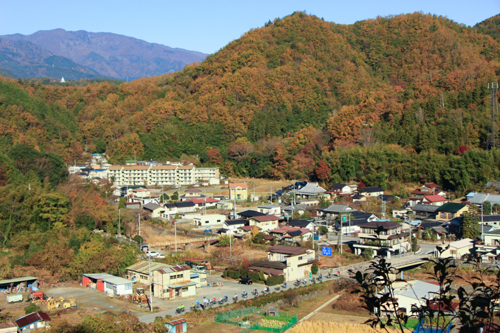 久那土の集落と紅葉に色づく山々が美しい　短い登りでも絶景が楽しめるお得な峠だ