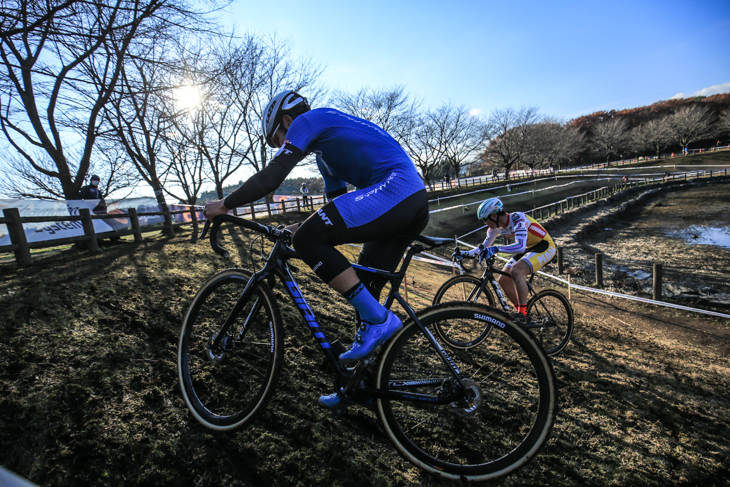 横山航太（シマノレーシング）と織田聖（弱虫ペダルサイクリングチーム）が競り合う