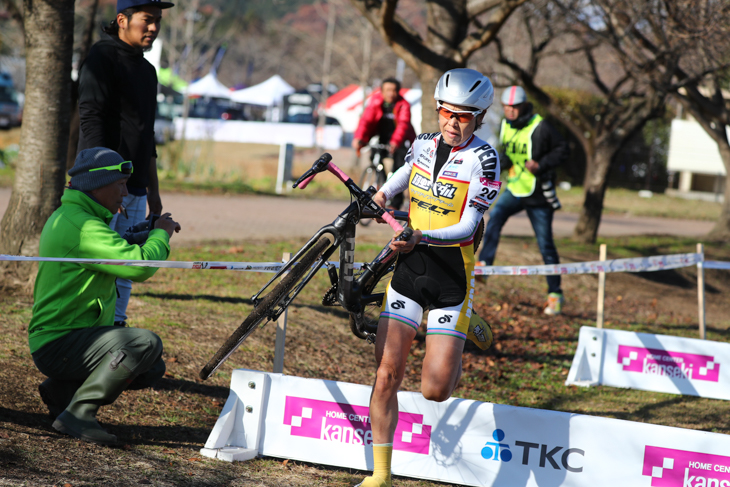 シケインを飛び越える唐見実世子（弱虫ペダルサイクリングチーム）