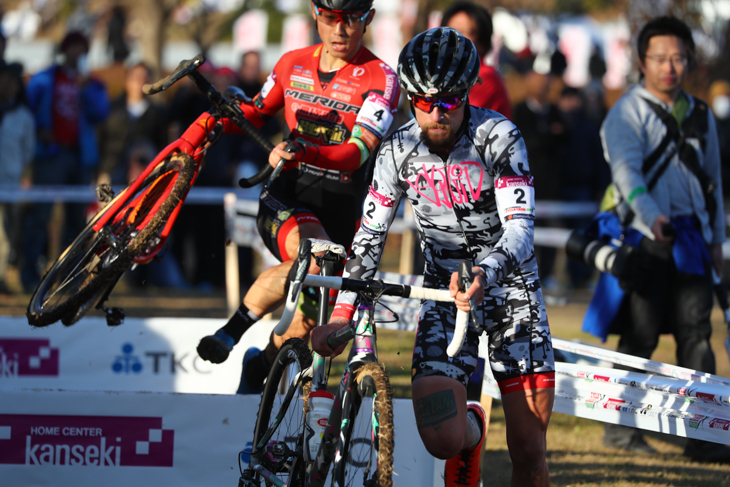 アンソニー・クラーク（アメリカ、Squid Bikes）と小坂光（宇都宮ブリッツェンシクロクロスチーム）