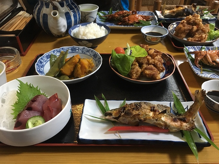 四万十の幸が山盛りの夕餉。わーい！鮎ゥ！と思ったが、熱っぽくて食欲が無い（泣）体調万全なときにいただきたかった