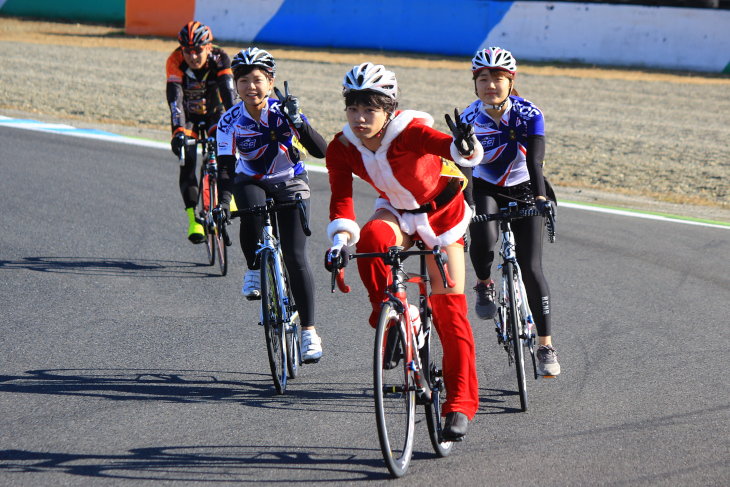 クリスマスにはちょっと早いサンタコスプレのライダー