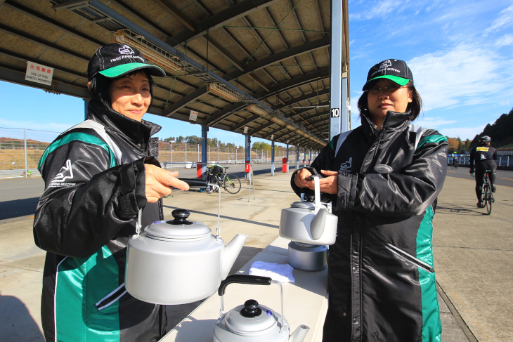 ソロ専用エイドの東パドックでは常時水の補給が可能だ