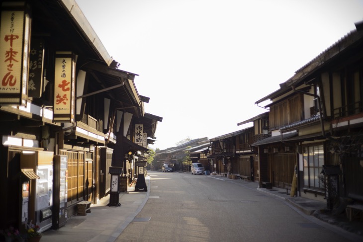 朝の奈良井宿。オールドレンズのため収差がでている。 中山道・奈良井宿