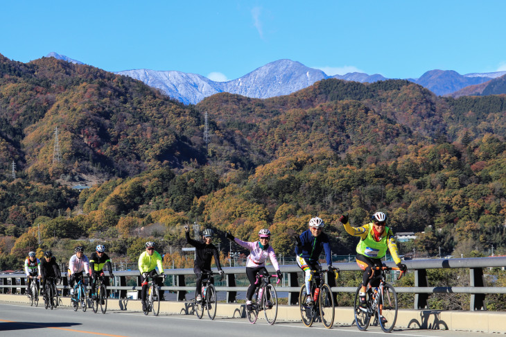 南アルプスの山々をバックに走っていく　ツール・ド・富士川ステージ