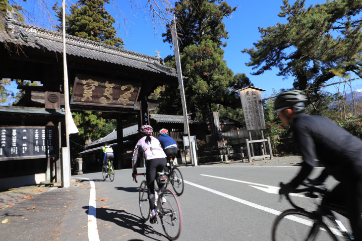 身延山の入り口ともいえる総門を通過