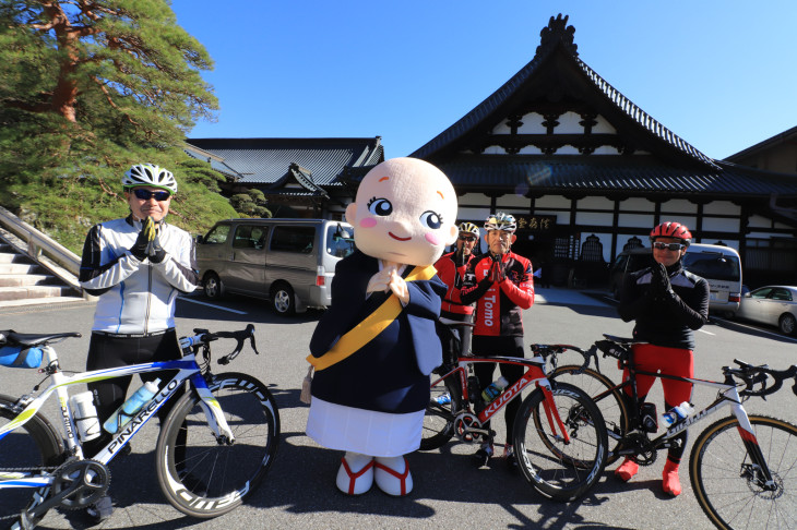 久遠寺のマスコットキャラクターと記念撮影