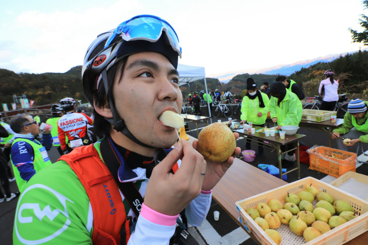 とろりと甘いラ・フランスにかぶりつく編集部員カマタ