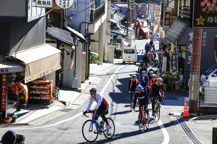 門前町を激坂へ向けて登っていく