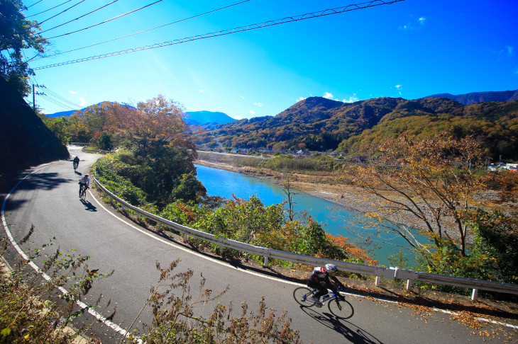 富士川沿いの下り区間はとても爽快なひと時だ