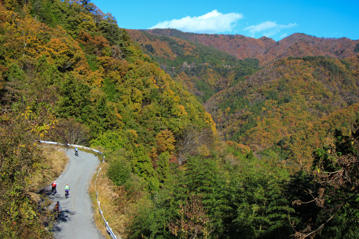 秋めく山をいくつも登っていくツール・ド・富士川ステージ