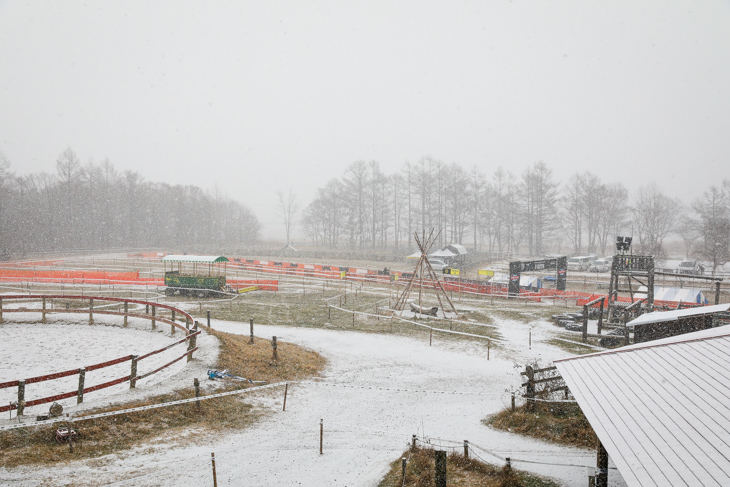 降り続く雪によって白くなっていく滝沢牧場の特設コース