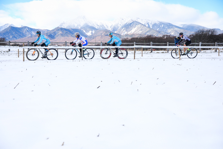 雪を冠した八ヶ岳をバックに、真っ白なコースを走る