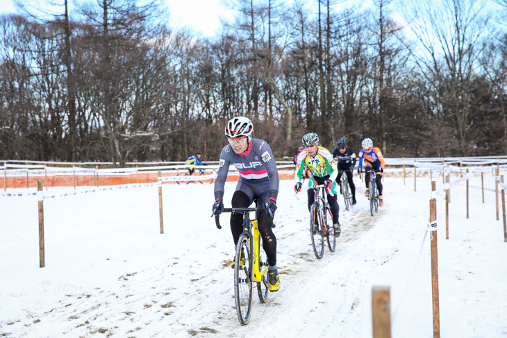 男子マスターズ50-54　先頭の羽鳥和重（cycleclub3UP）を村田隆（快レーシング）がキャッチ