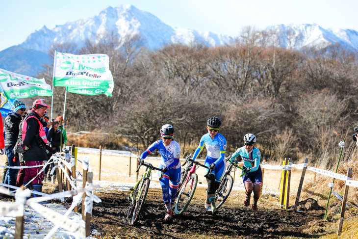 エリート女子 溝を飛び越え、今井美穂(CO2 bicycle)が先頭に出る