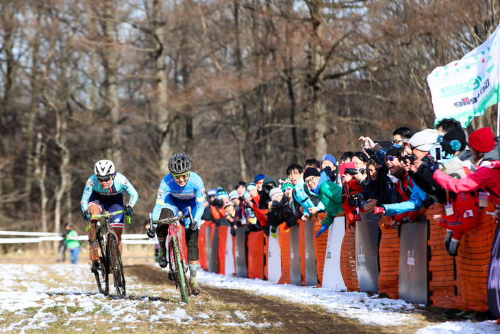 エリート女子 最終スプリントを繰り広げる坂口聖香(S-Familia)と今井美穂(CO2 bicycle)