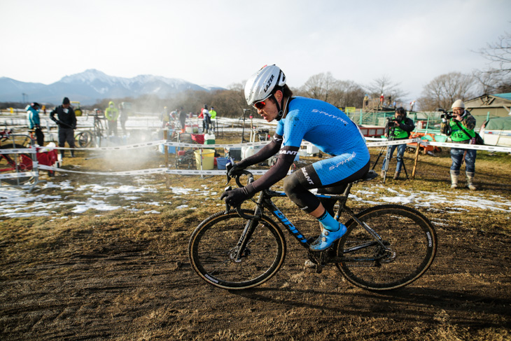 エリート男子　2番手で小坂を追う横山航太（シマノレーシング）