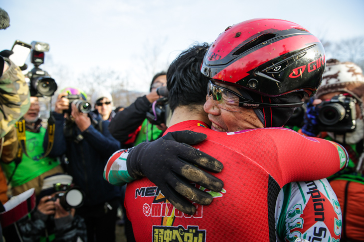 エリート男子 優勝した小坂光(宇都宮ブリッツェンシクロクロスチーム)を抱き寄せる父の小坂正則(スワコレーシングチーム)