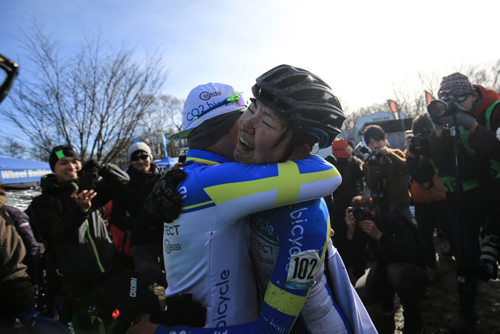 スタッフと抱き合って喜ぶ今井美穂(CO2 bicycle)