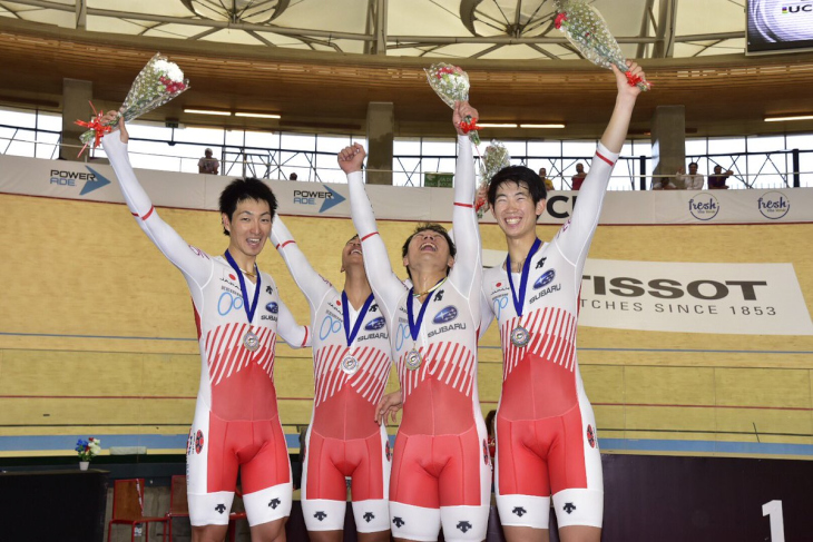 チームパシュートで銀メダルを獲得した一丸、近谷、今村、沢田の4選手