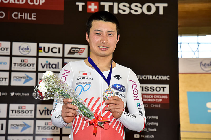 銀メダルを手にした橋本英也(日本競輪学校) 男子オムニアムでのメダル獲得は日本人初となる快挙だ