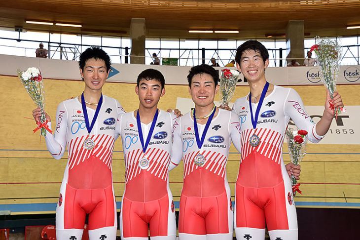 UCIトラック・ワールドカップ第4戦チームパシュートで銀メダルを獲得した一丸、近谷、今村、沢田の4選手