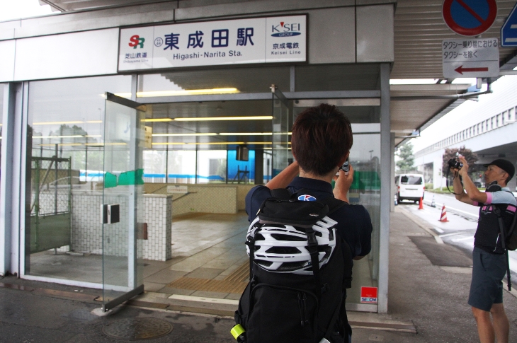 約500mほど歩くと、空港敷地内にありながら時間が止まったような駅が現れます