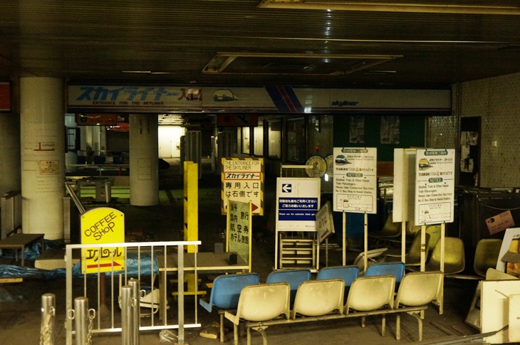 広い駅構内のほとんどはフェンスで覆われていますが、その奥の景色は完全に昭和だった…