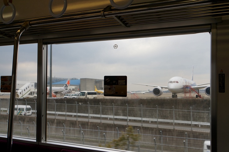駐機場のすぐ横を通過する、日本一近くで飛行機が見ることのできる鉄道でした(^^♪