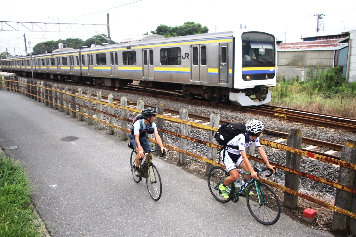 列車が来ると思わず振り向いてしまうのはテツの悲しい性か…(泣)