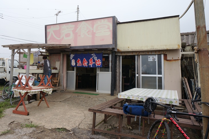 外川漁港の外れにポツンと建つ