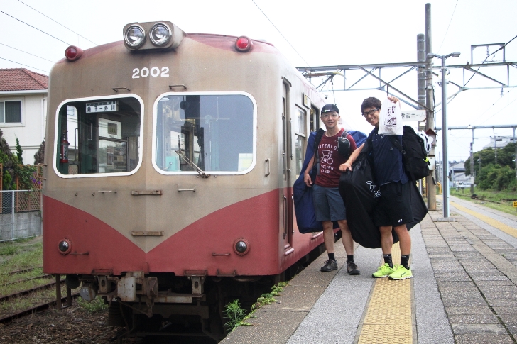 短くも楽しかった乗り鉄を終えて大満足の二人、車両が元京王電鉄の2000系というのも泣ける