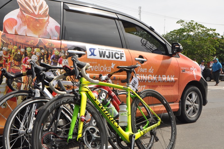 第3ステージスタート前 チームカーには持って行ったWJICFのマグネットを貼っていた