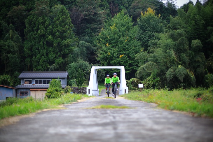 群馬県唯一の鉄筋コンクリート造ローゼ桁橋、善地大橋。詩的な風化具合が人気だったが、近年綺麗に塗り替えられてしまったようだ