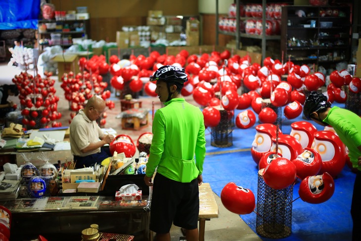 高崎だるまを生産する工房「大門屋」を訪問。その規模に驚く