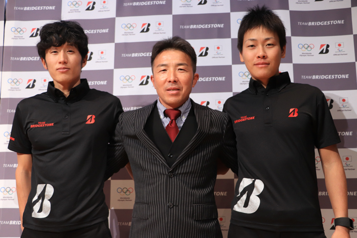 MTBチーム　左から平野星矢、小林輝紀コーチ、沢田時