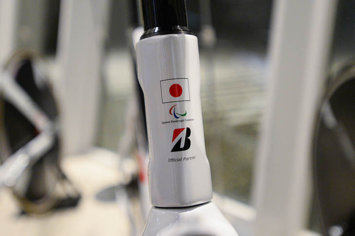 パラサイクリングの選手用機材にはパラリンピックのマークが入る