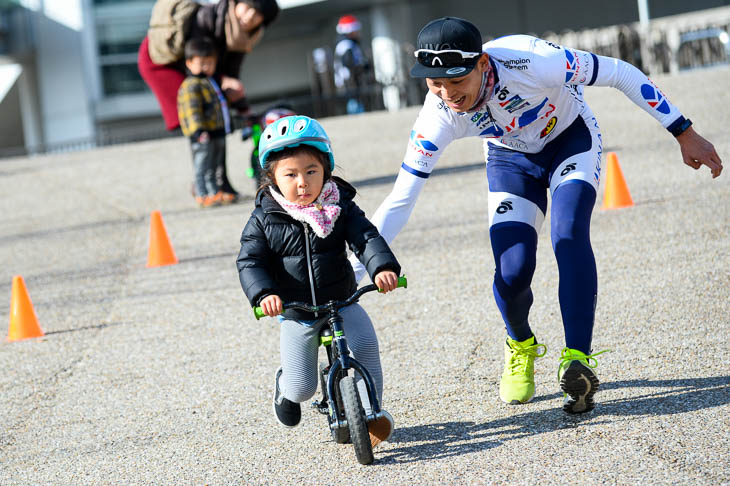 キナンサイクリングチームの所属選手に教わることができるキッズスクール