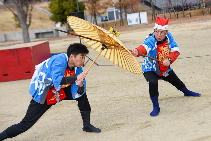槍を傘で受ける技が披露された愛知県の郷土芸能「棒の手」